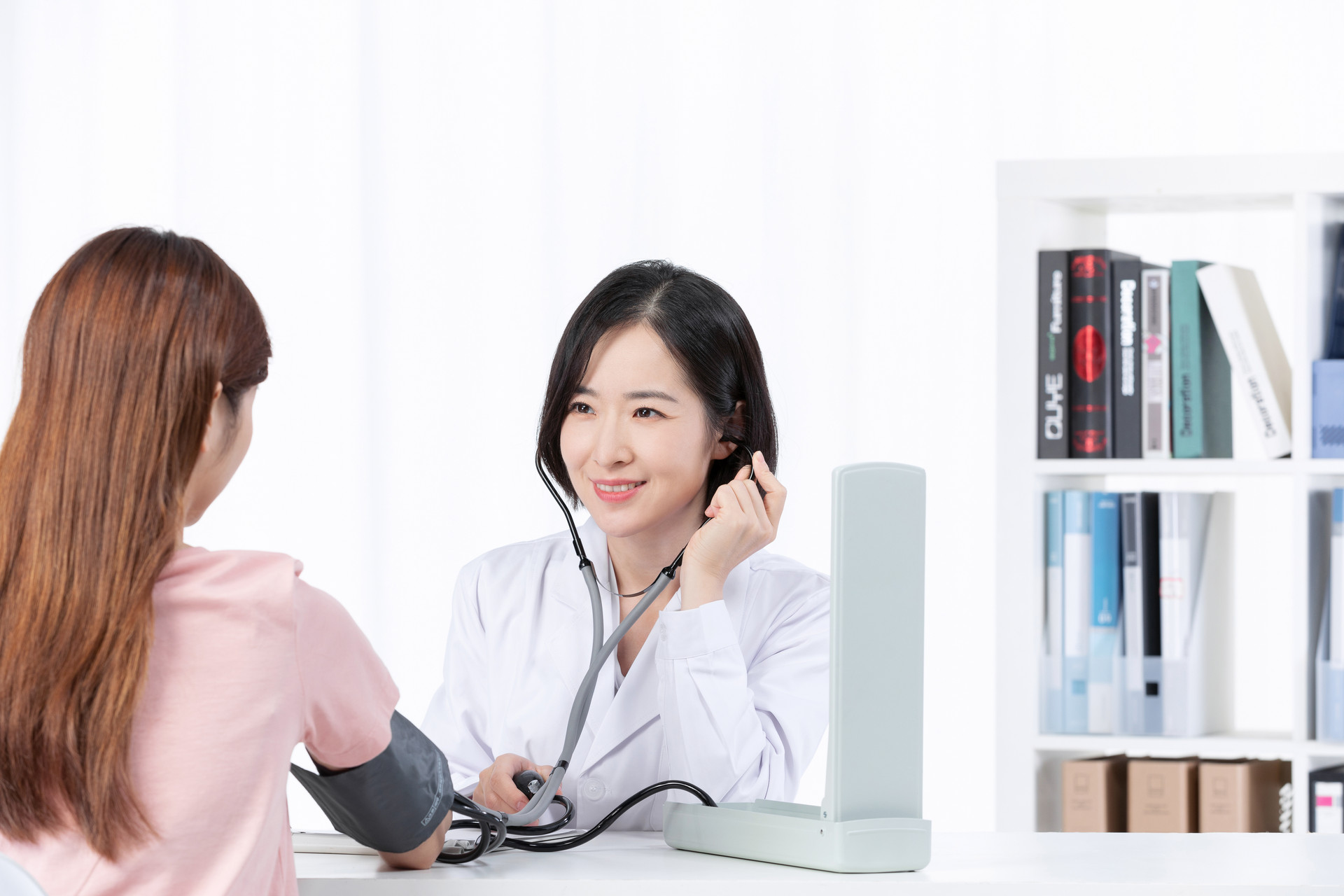 摄图网_501673232_医生为女患者测量血压(企业商用) (1)